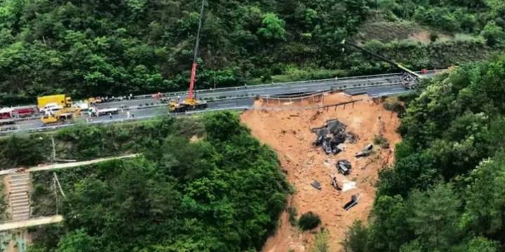 Una autopista se desplomó en China 