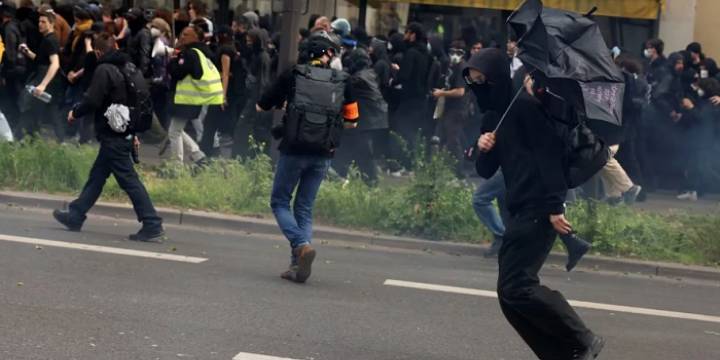 Graves incidentes en París: manifestantes incendiaron autos