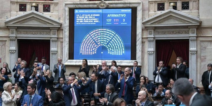  Gobierno busca aprobar la ley Hojarasca