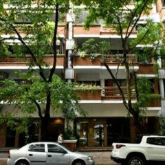 Clase pública frente al domicilio de Adorni