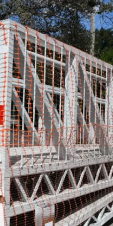 Colocación del nuevo puente peatonal en canal Yrigoyen