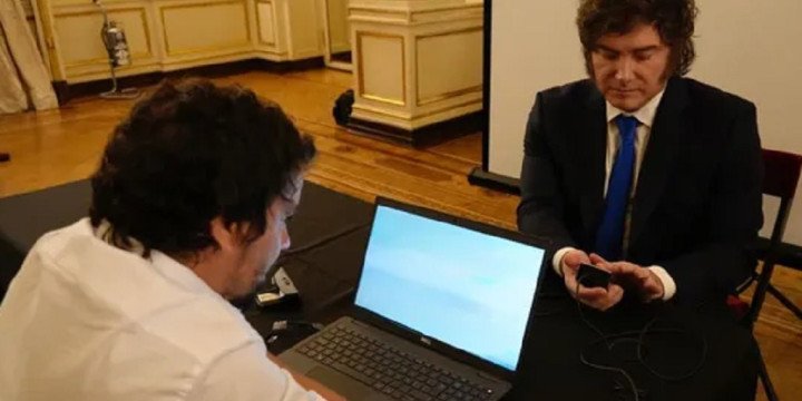 Javier Milei estrenó el nuevo DNI 