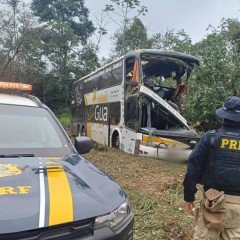 Brasil: Volcó un micro de turismo en la BR-40