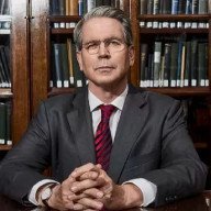 Scott Bessent prevé caída del petróleo