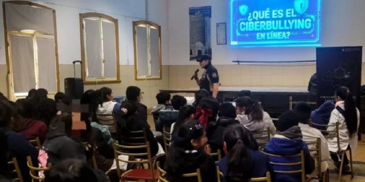 Capacitan a estudiantes sobre redes sociales
