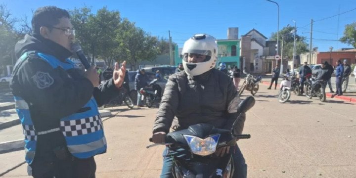 Capacitación vial en Apolinario Saravia