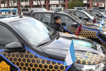 Nueva entrega de móviles policiales y viviendas en Capital