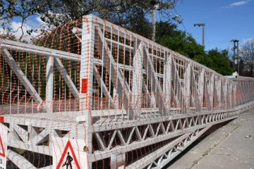 Colocación del nuevo puente peatonal en canal Yrigoyen