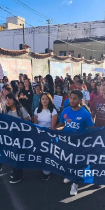 Multitudinaria Marcha Federal Universitaria en Salta 