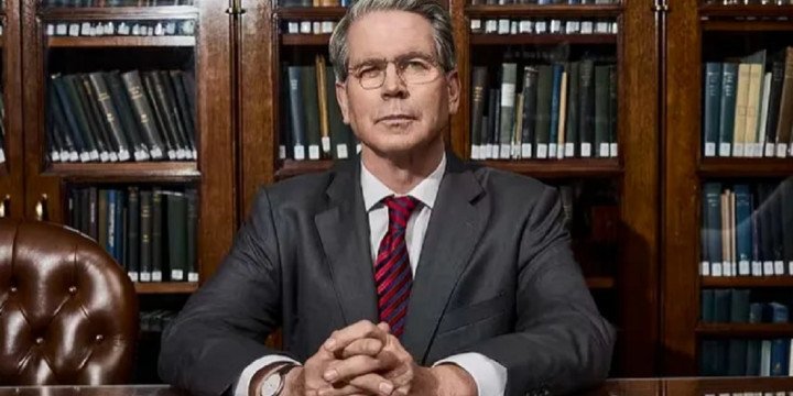 Scott Bessent prevé caída del petróleo