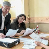 Asesoran a vecinos sobre condonación de impuestos