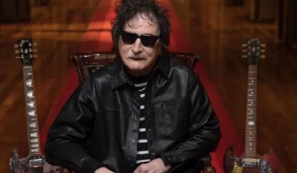 Charly García permanece internado