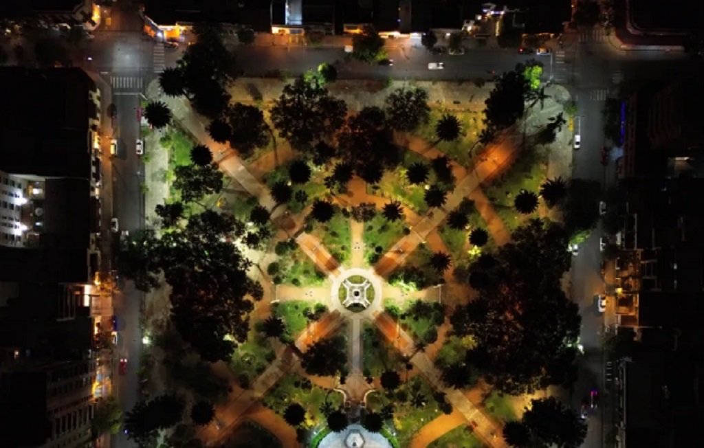 La plaza Güemes ya luce su nueva luminaria LED