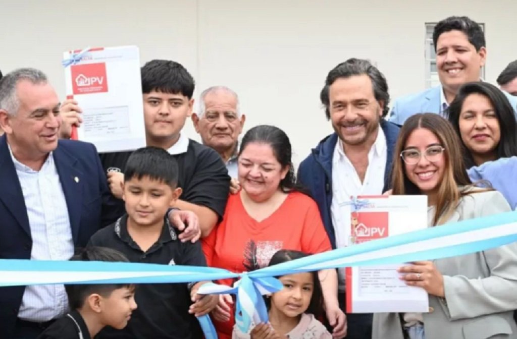 Provincia entregó 40 viviendas en Apolinario Saravia