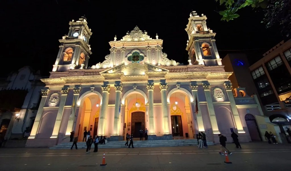Renovaron la iluminación de la Catedral Basílica