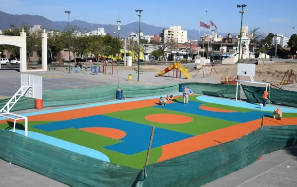 La plaza España ya empieza a lucir un entorno renovado