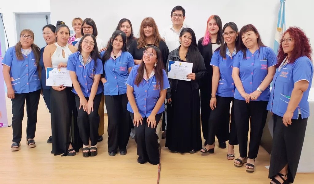 Entrega de certificados en la Cooperativa "Hilos de Juanita"