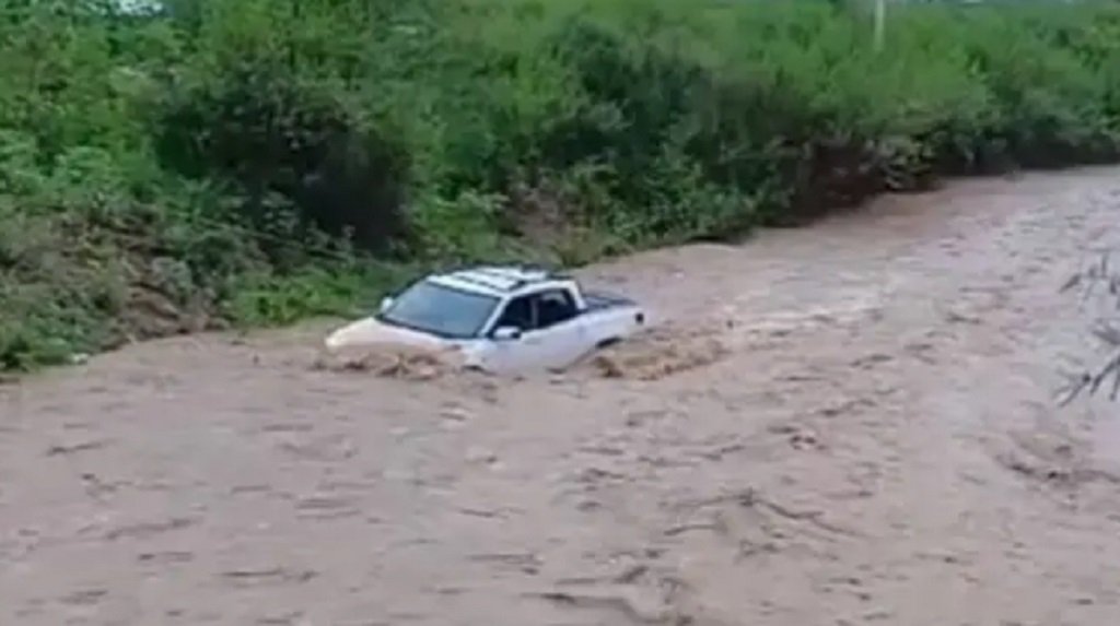 La Caldera: camioneta quedó atrapada en el arroyo Guaranguay