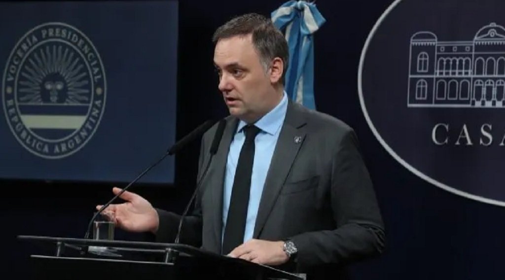 Manuel Adorni desplazó a José Rolandi 