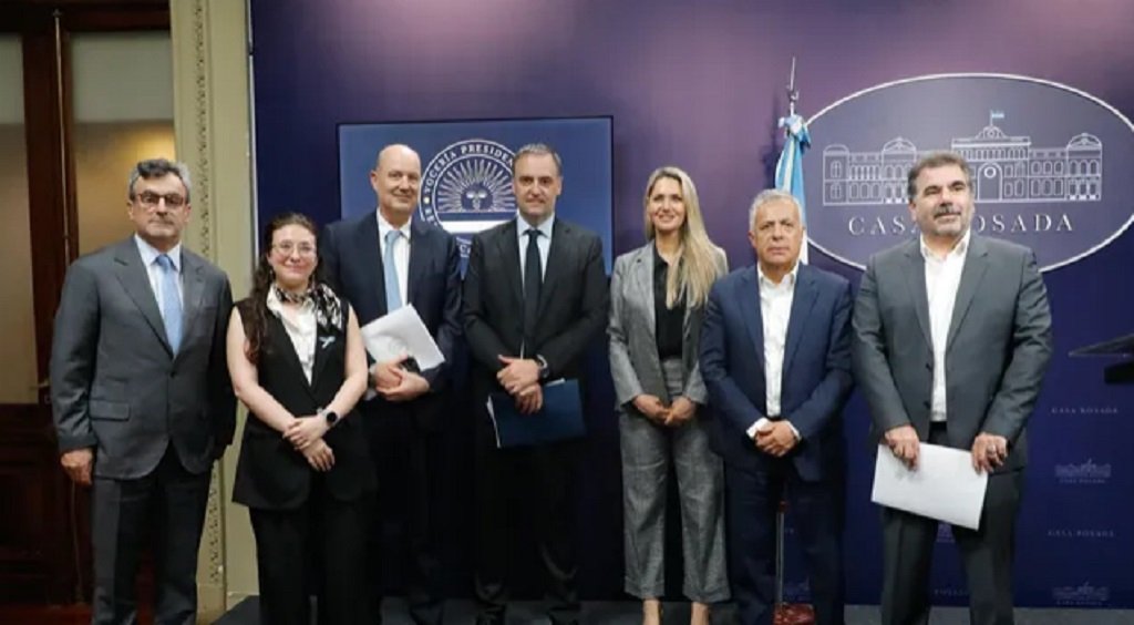 Adorni presentó informe del Consejo de Mayo