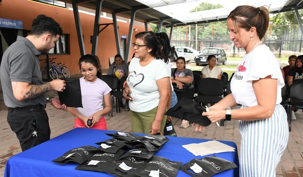 El Municipio entregó anteojos a vecinos de la ciudad