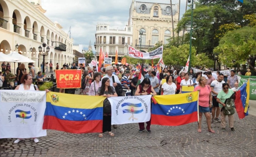 Un grupo de salteños repudiaron "el secuestro" de Maduro