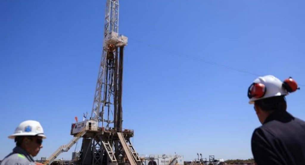 El precio del petróleo bajó casi 5%