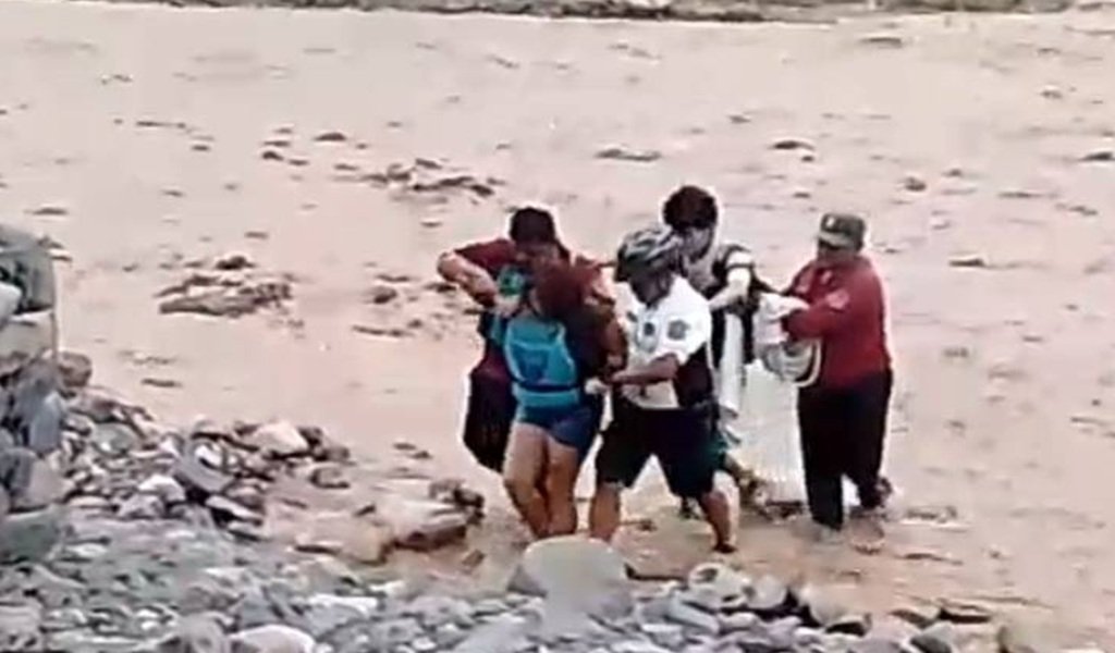 Dos personas debieron ser rescatadas en el río Wierna