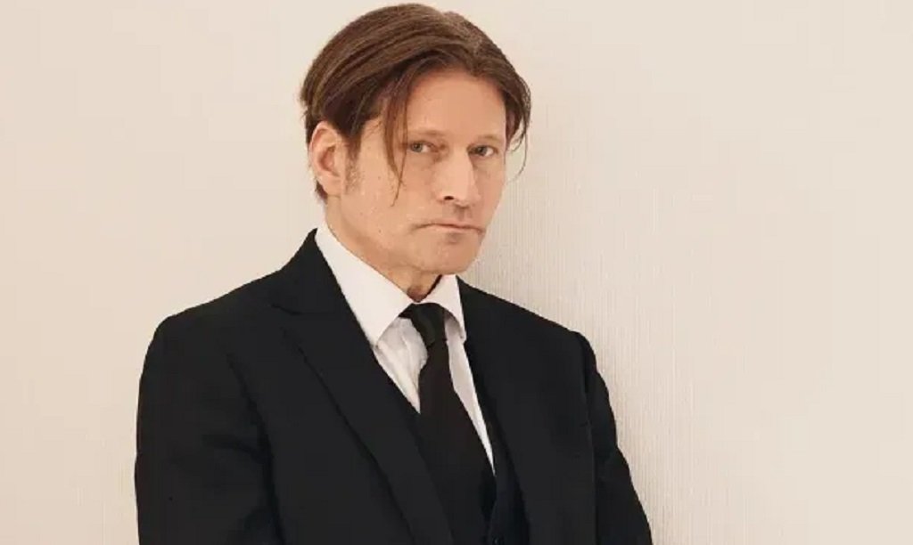 Glover enfrenta demanda por agresión