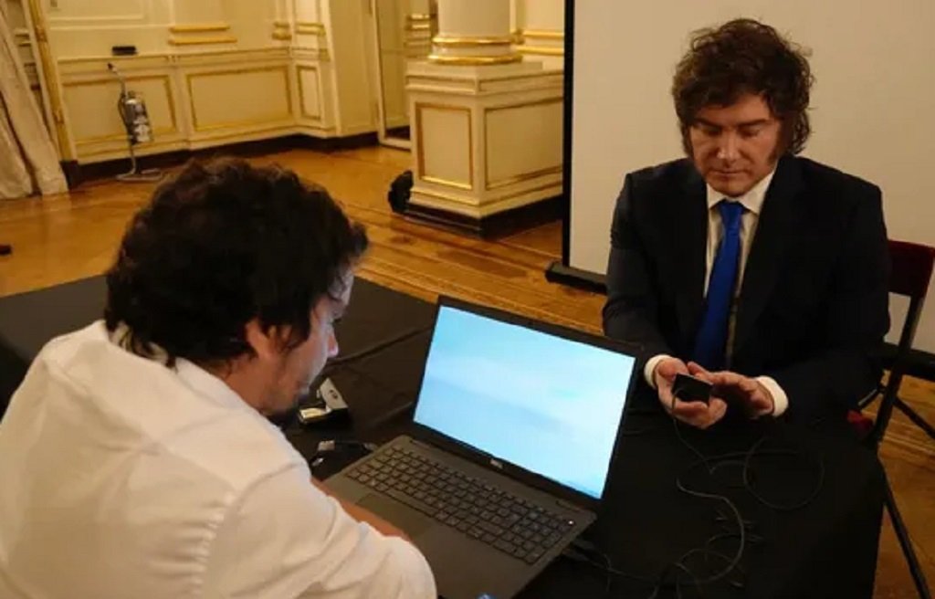 Javier Milei estrenó el nuevo DNI 