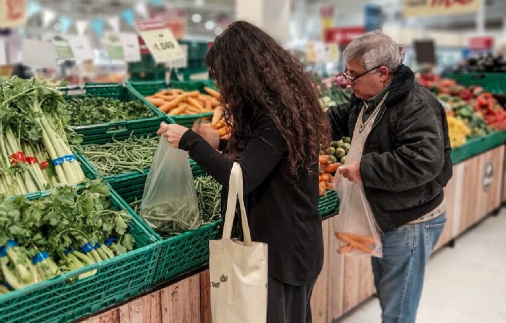 El consumo masivo cayó en junio 0,8%