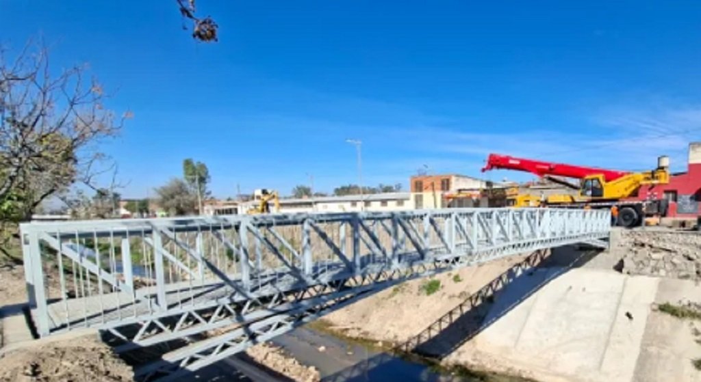 Canal Yrigoyen: colocaron una nueva pasarela
