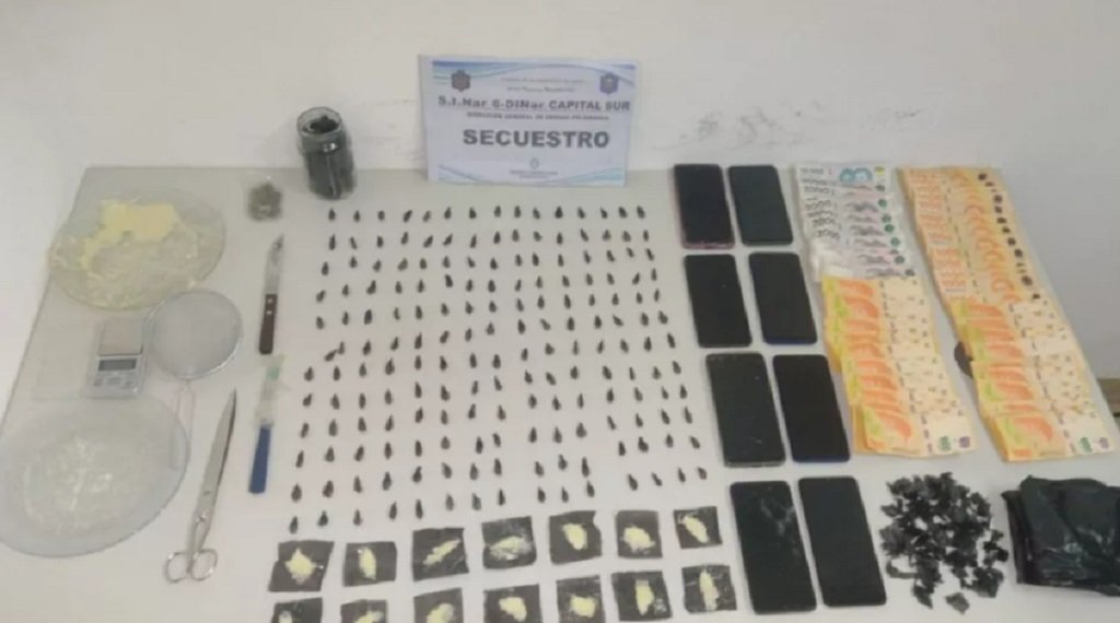 Detuvieron a una mujer y secuestraron más de 300 dosis de droga en Capital