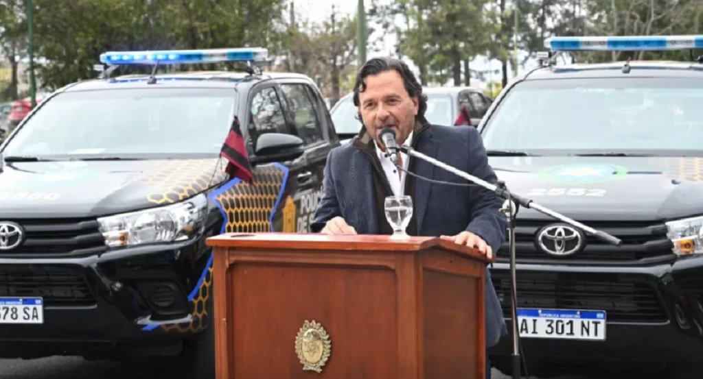 Sáenz entregó 10 nuevos móviles policiales