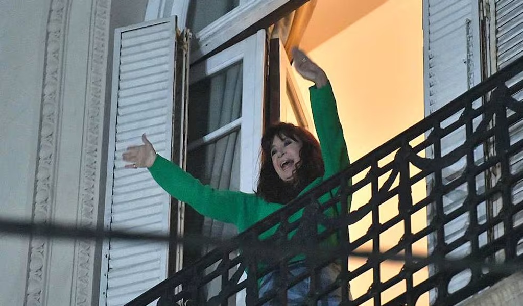 Cristina Kirchner volvió a salir al balcón