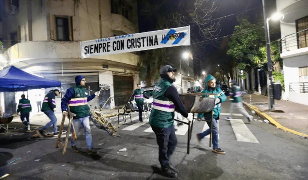 Volvieron a limpiar los alrededores de la casa de CFK