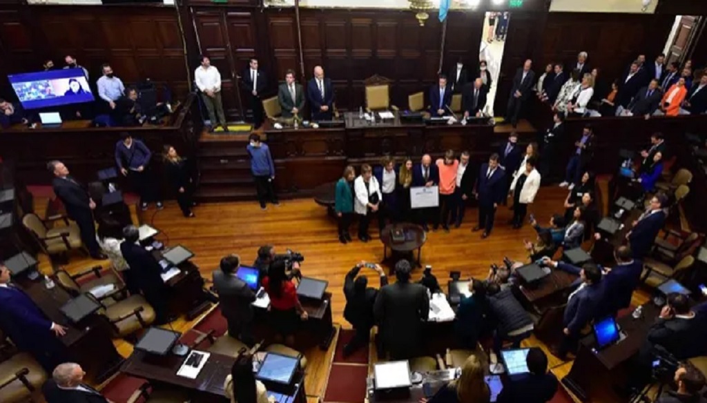Mendoza busca suspender las elecciones PASO