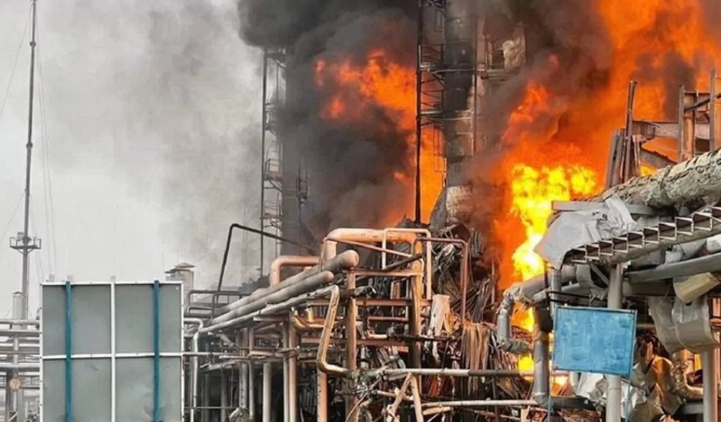 Explota una refinería iraní por el ataque israelí