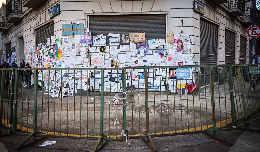Vallaron el frente de la casa de Cristina Fernández