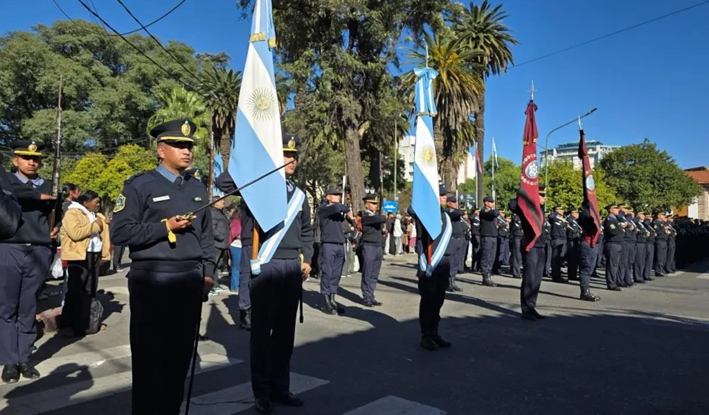 Cadetes y aspirantes de la Policía juraron fidelidad a la bandera