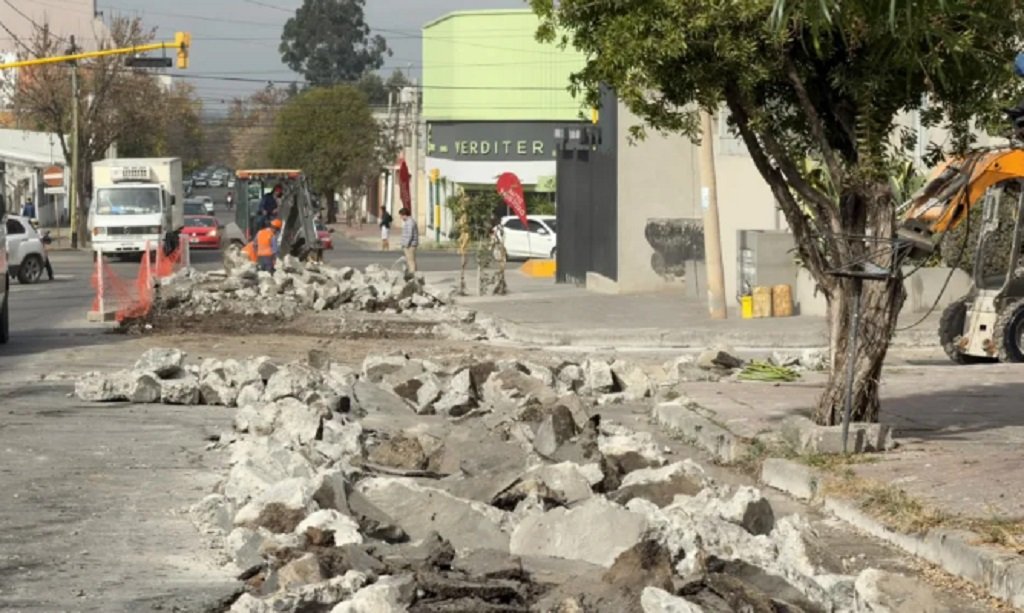 Comenzó la reconstrucción de la calzada en Junín al 700