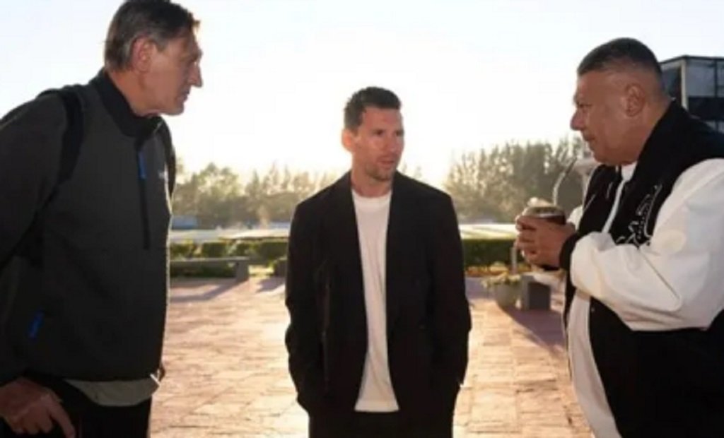 Messi y Chiqui Tapia se mostraron juntos