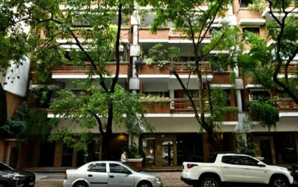 Clase pública frente al domicilio de Adorni