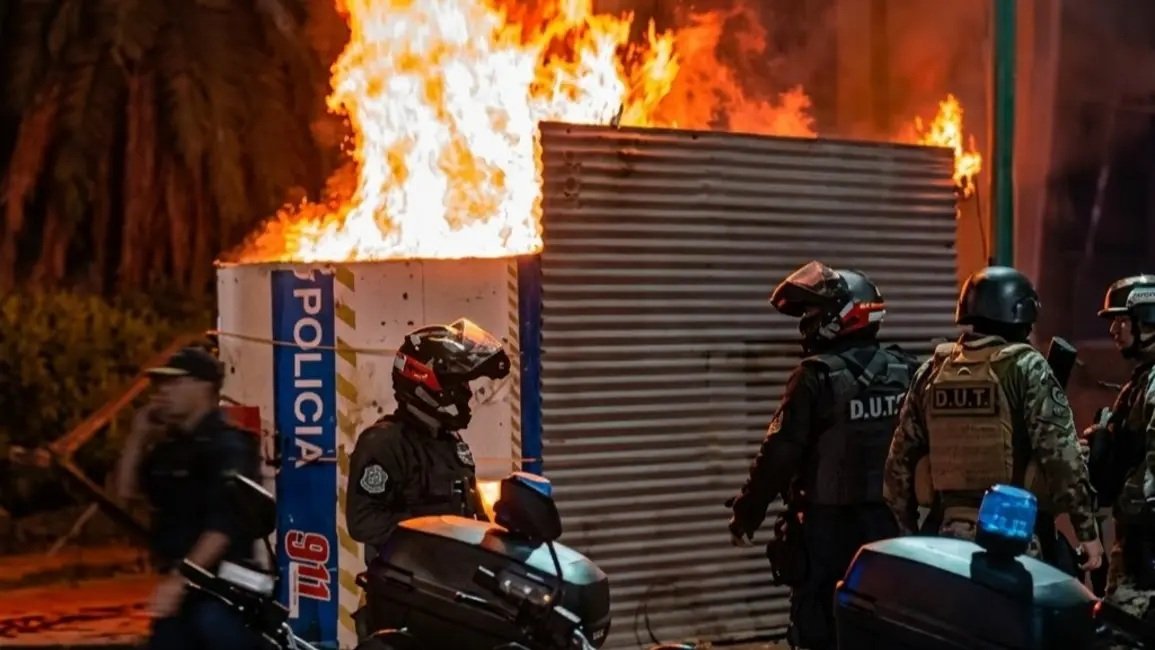 Homicidio, incendio y corridas en Bº Santa Lucia