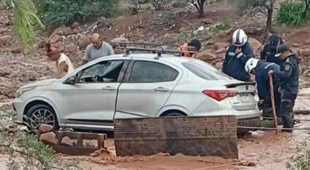 La Policía rescató a tres personas en el arroyo Santa Bárbara