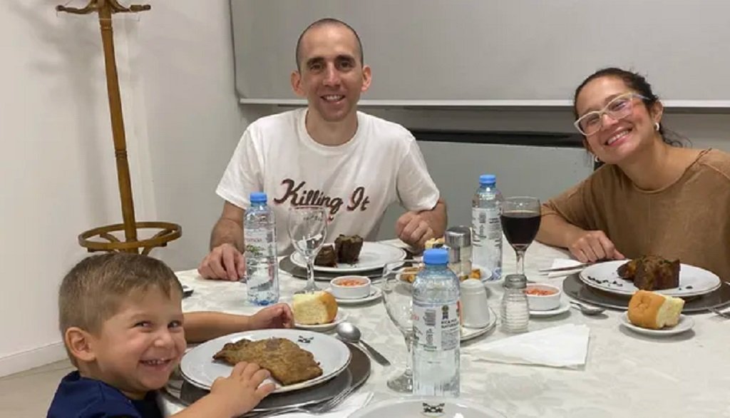 Primera cena de Nahuel con su familia