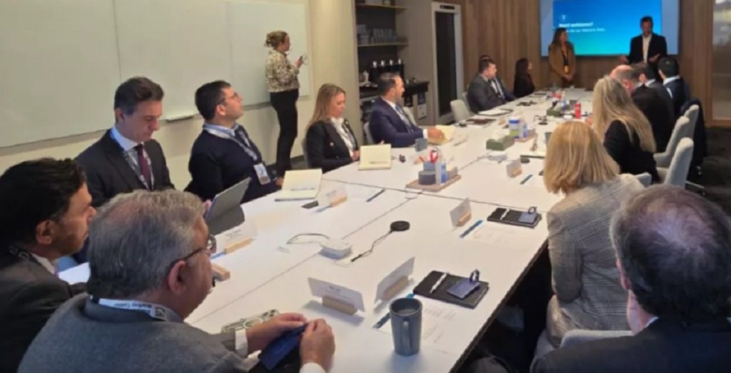 Sáenz se reunió con directivos de Amazon