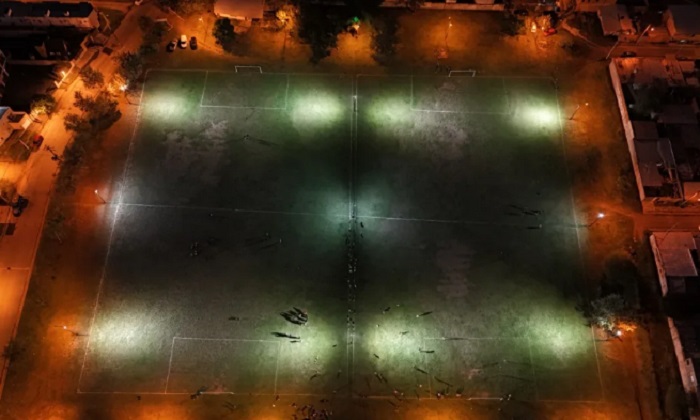 Colocaron nuevas luminarias en las canchas de San Benito