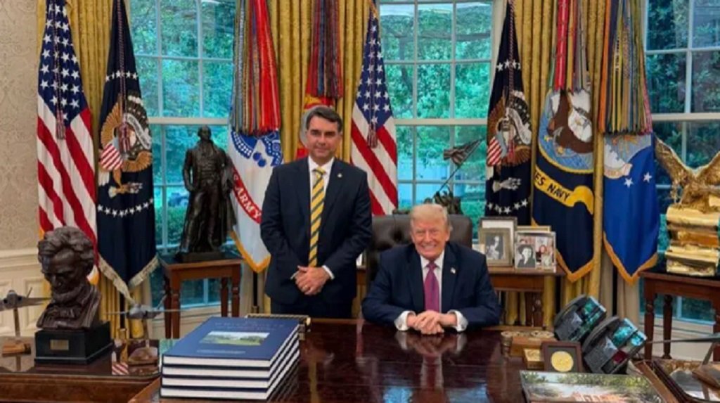 Flávio Bolsonaro se reunió con Trump