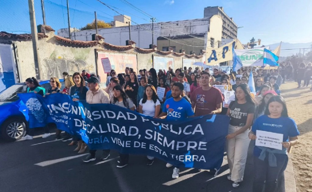 Multitudinaria Marcha Federal Universitaria en Salta 